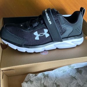 Boys Under Armour BPS Assert 9 Wide AC